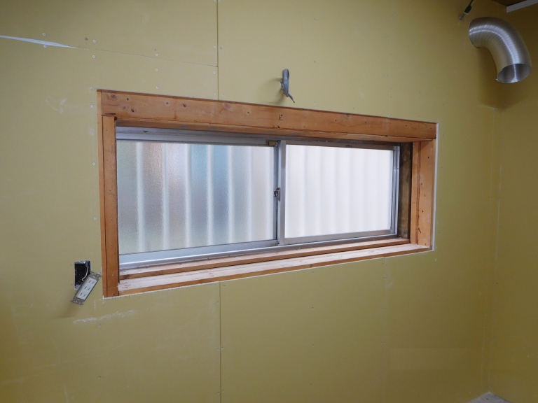 台所　アルミ製窓シングルガラス仕様改修前